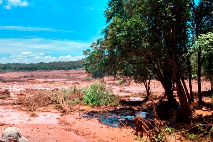 Familiares de trabalhadores da Vale em Brumadinho fazem buscas sozinhos