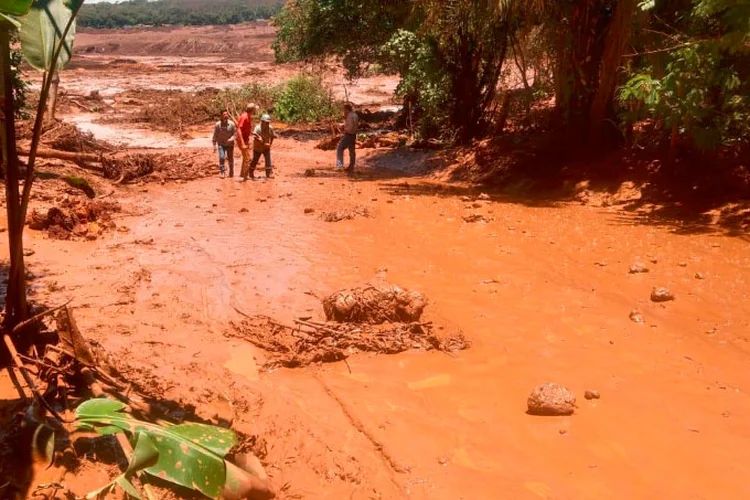 Barragem se rompe e lama invade Brumadinho, na Grande BH (Corpo de Bombeiros/Divulgação)