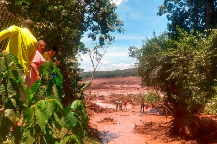 Barragem se rompe e lama invade Brumadinho, na Grande BH (Corpo de Bombeiros/Divulgação)