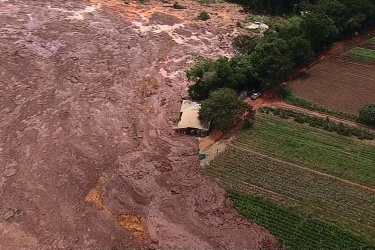 Nesta sexta-feira, 25, a barragem 1 da Mina Feijão, em Brumadinho, na região metropolitana de Belo Horizonte, se rompeu (TV Globo/Reprodução)