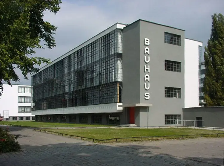 O prédio da Bauhaus, em Dessau, na Alemanha: projetado por Walter Gropius (1883-1969) é considerado um marco do movimento modernista no design e na arquitetura (Wikipedia/Divulgação)