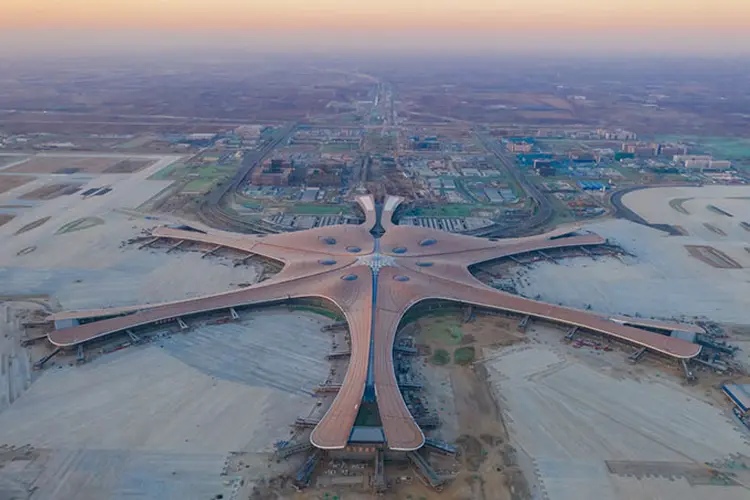 Imagem da construção do Beijing Daxing International Airport. (Mo Jiaxun/VCG/Getty Images)