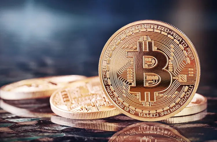 Bitcoin: declaração deve ser realizada apenas quando o valor mensal das operações com criptoativos superar 30 mil reais (Julia Trokur/Shutterstock)