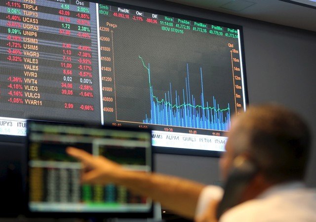 Alta das ações da Petrobras ajudaram Ibovespa a fechar no azul em dia de cautela nos mercados (Paulo Whitaker/Reuters)