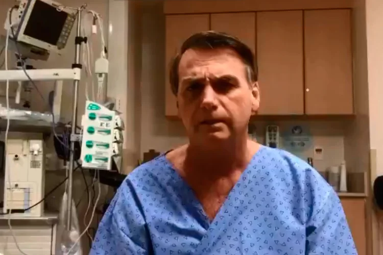 No primeiro dia de despachos após passar por uma cirurgia, Bolsonaro assinou três decretos do Hospital Albert Einstein (Twitter/Reprodução)