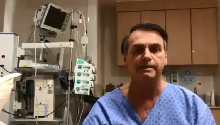 O presidente Jair Bolsonaro, que assume as funções da presidência enquanto ainda está internado, a partir de gabinete improvisado no Hospital Albert Einstein (Twitter/Reprodução)