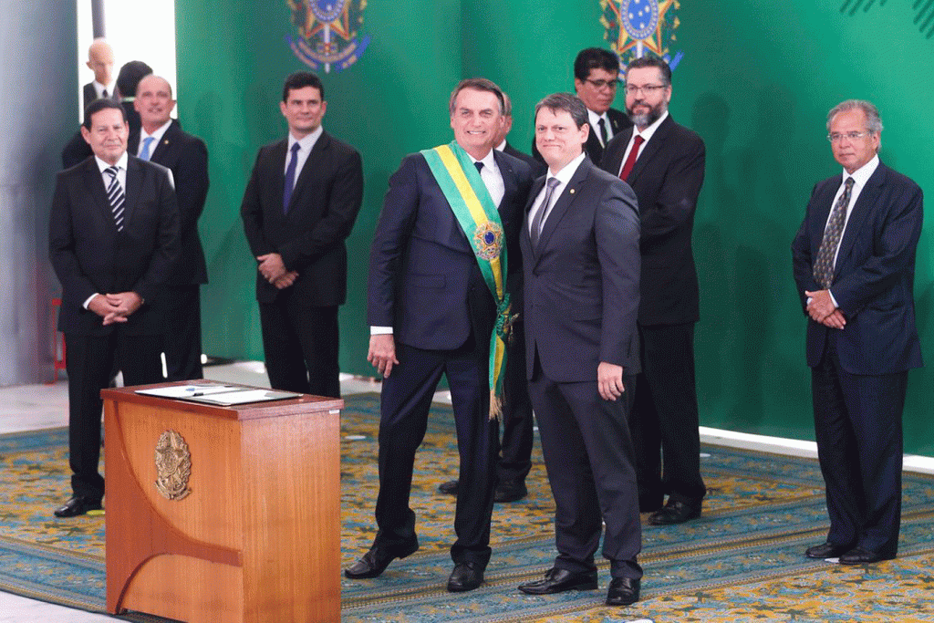 Bolsonaro e Tarcísio: ministro foi empossado nesta quarta-feira (Agência Brasil/Valter Campanato)