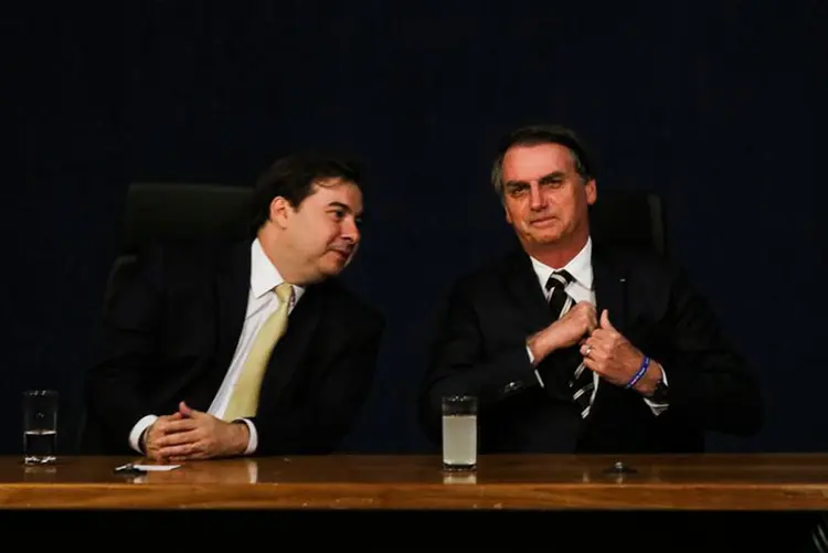 Maia e Bolsonaro: presidente da Câmara rebateu fala de Bolsonaro sobre ter mais poder do que o deputado por "ter a caneta" (Wilson Dias/Agência Brasil)