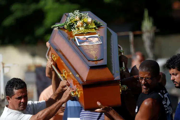 Tragédia em Brumadinho: dentre os familiares, o mais importante agora é conseguir enterrar as vítimas (Adriano Machado/Reuters)