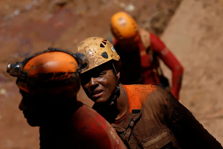 Bombeiros: há doze dias, profissionais trabalham exaustivamente no resgate das vítimas (Adriano Machado/Reuters)