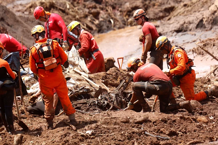 Membros do resgate sujos de lama em Brumadinho (MG) (Adriano Machado/Reuters)