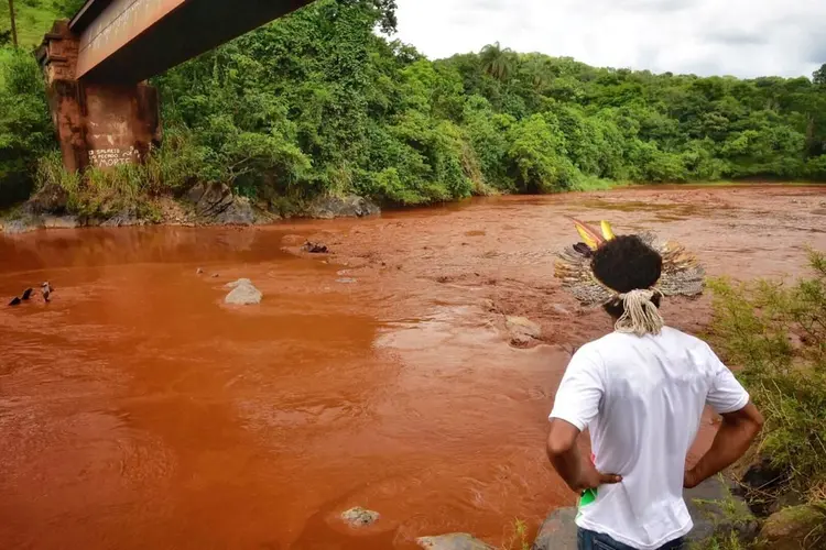 Rio Paraopeba: indígena observa rio após rejeitos atingirem as águas (Adriano Machado/Reuters)