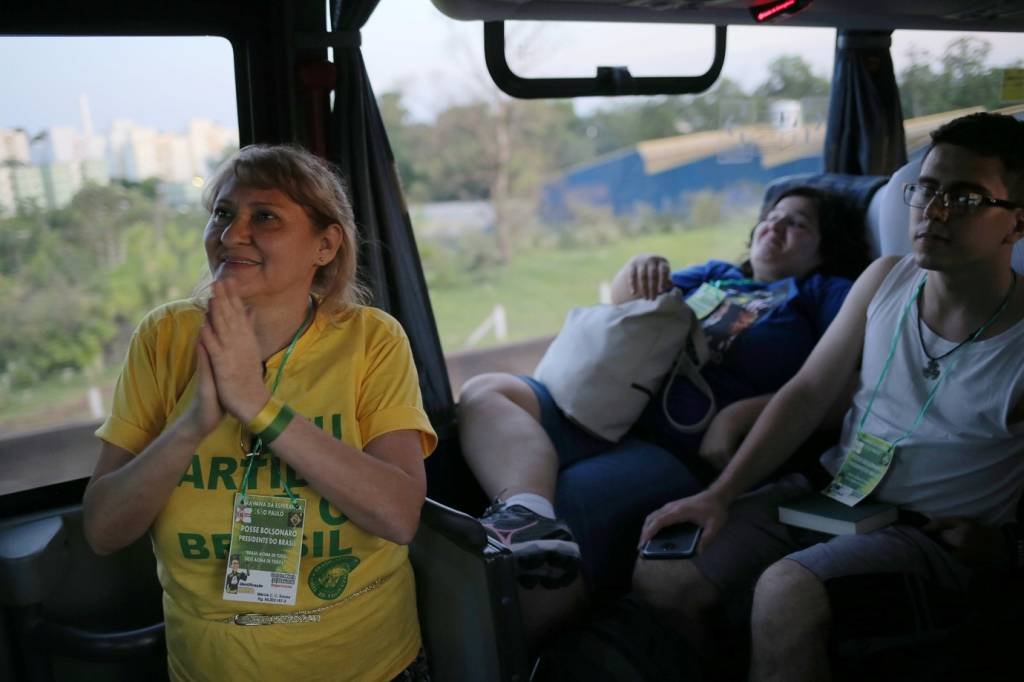 Eleitores de Bolsonaro passam dias no ônibus para ver a posse em Brasília