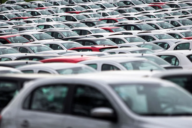 Carros à venda: uso do celular, embriaguez e a alta velocidade ceifam vidas.  (Roosevelt Cassio/Reuters)