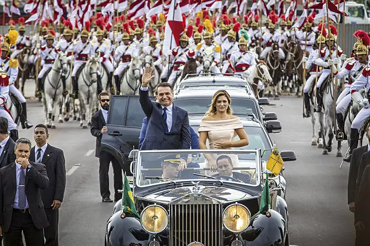 Jair Bolsonaro desfila com a mulher, Michelle, durante a cerimônia de posse em Brasília:o país precisa virar a página da campanha eleitoral | Albery Santini/Futurapress/Estadão Conteúdo / 