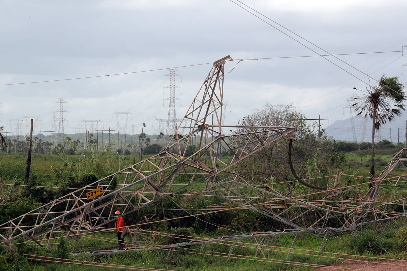 No 11º dia de violência, criminosos destroem torre de energia no Ceará