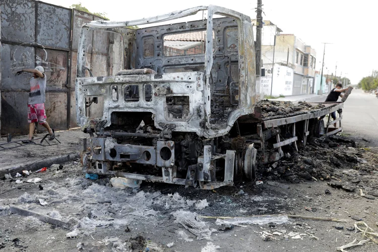 Caminhão queimado durante ataque no começo de 2019: para combater volta dos ataques, polícia local disse que aumentou contingente (Paulo Whitaker/Reuters)