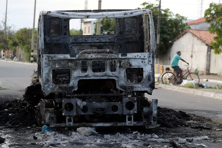 Ceará: pelo menos quatro ônibus foram incendiados durante a madrugada desta terça-feira (8) na região metropolitana de Fortaleza (Paulo Whitaker/Reuters)