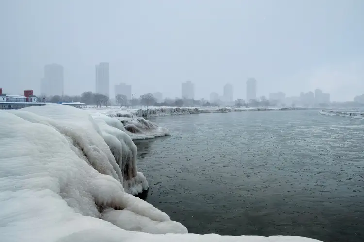 Vórtice polar congela Chicago: região centro-oeste dos Estados Unidos está sendo castigada pelas baixas temperaturas causadas pelo fenômeno (Pinar Istek/Reuters)