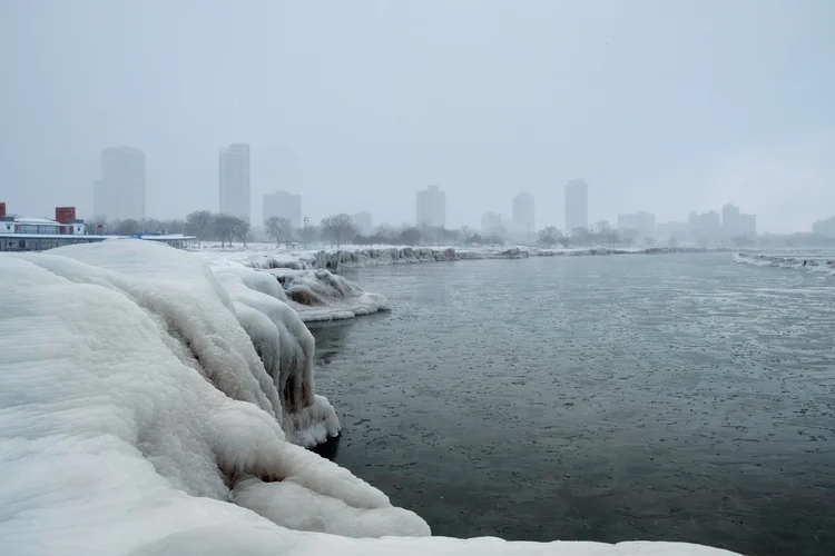 Vórtice polar congela Chicago: região centro-oeste dos Estados Unidos está sendo castigada pelas baixas temperaturas causadas pelo fenômeno (Pinar Istek/Reuters)