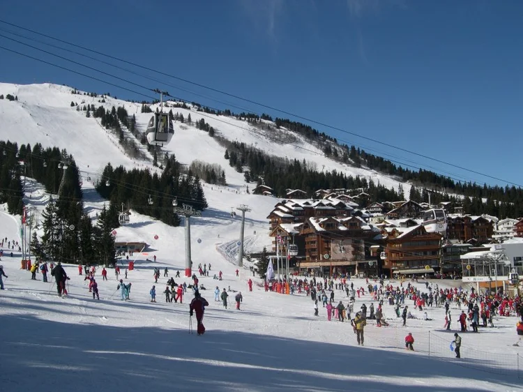 Um incêndio na estação de esqui de Courchevel, na França, matou duas pessoas e feriu pelo menos 12 (Alain Caraco/Wikimedia Commons)