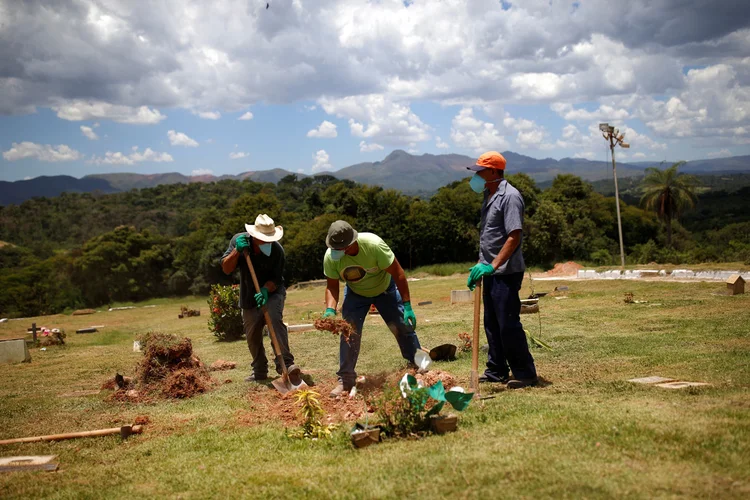 Cemitério: o sol começou a devolver os mortos da tragédia que devastou o coração mineiro do Brasil (Adriano Machado/Reuters)