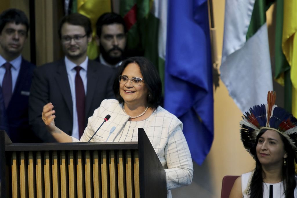 Menino veste azul e menina veste rosa, diz Damares em vídeo