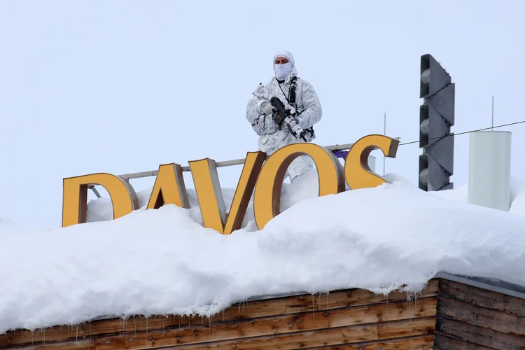 Homem armado em hotel em Davos antes do Fórum Econômico Mundial de 2019 em Davos, na Suiça  (Simon Dawson/Bloomberg)