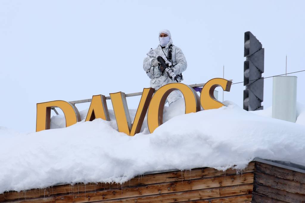 Homem armado em hotel em Davos antes do Fórum Econômico Mundial de 2019 em Davos, na Suiça (Simon Dawson/Bloomberg)