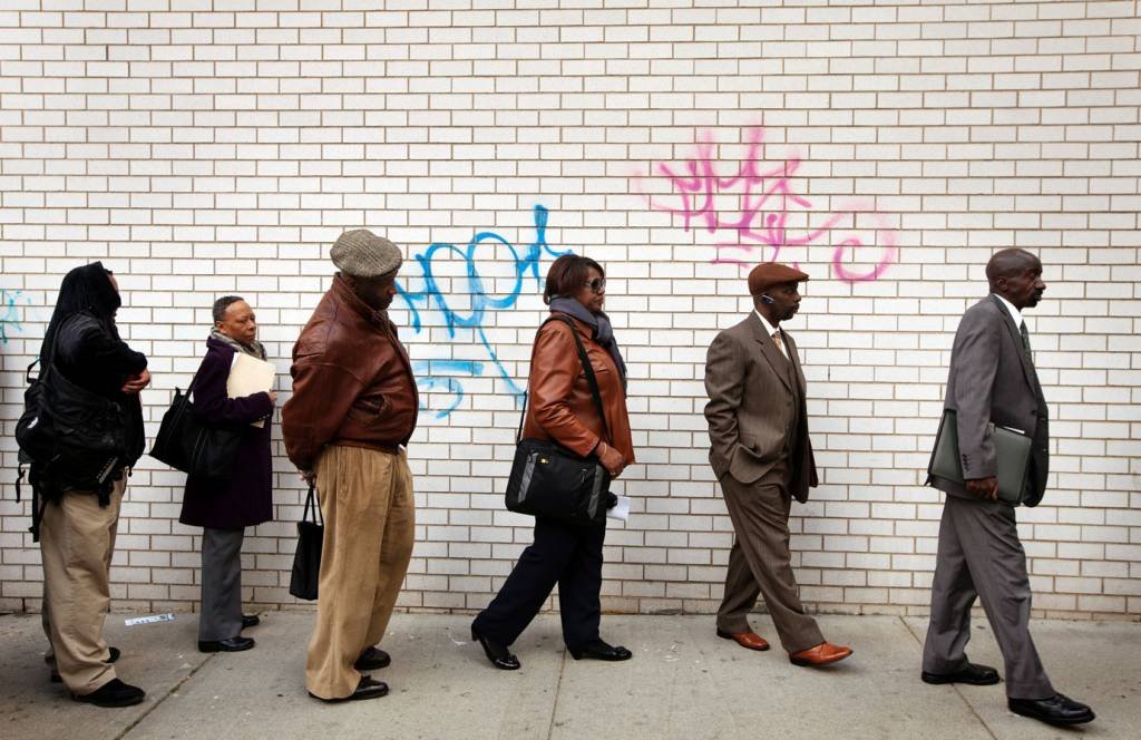 Pedidos de auxílio-desemprego nos EUA caem para menor nível desde 1969