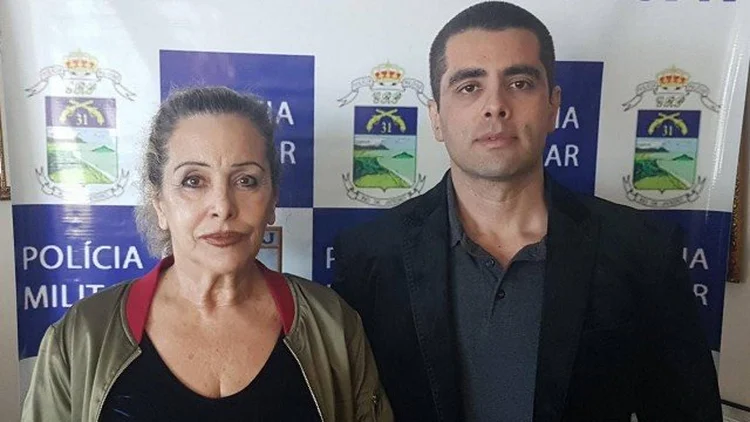 O médico Denis Furtado e sua mãe, Maria de Fátima Barros Furtado, ao serem presos pela Policia Militar do Rio de Janeiro (Polícia Militar do RJ/Reprodução)