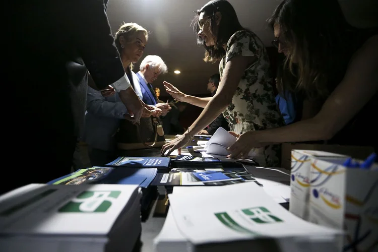 Câmara: candidatos em campanha para um dos cargos da Mesa Diretora da Câmara também foram ao local para pedir votos (Marcelo Camargo/Agência Brasil)