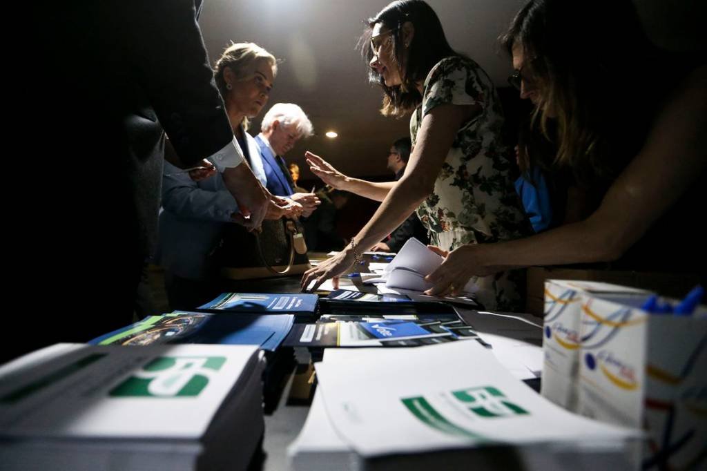 Na véspera da posse, deputados movimentam corredores do Congresso