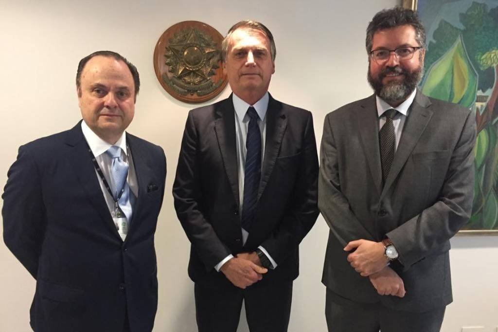 Bolsonaro se reúne com indicado para Apex e posa ao lado de Araújo