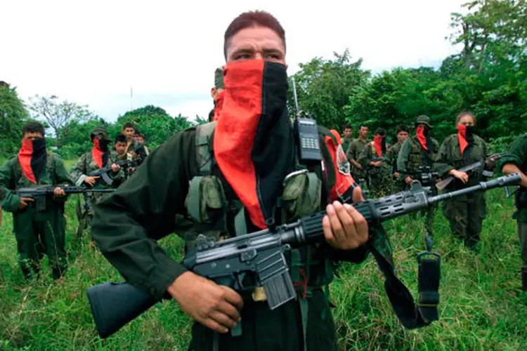 De mãos armadas: soldados do Exército de Libertação Nacional. (ELN) (Carlos Villalon/Getty Images)