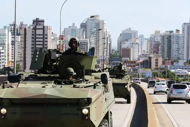 EXÉRCITO PATRULHA RUAS: desde 1831, a fabricação de armas ou pólvora só é permitida com autorização da autoridade policial  / Paulo Whitaker/Reuters (Paulo Whitaker/Reuters)