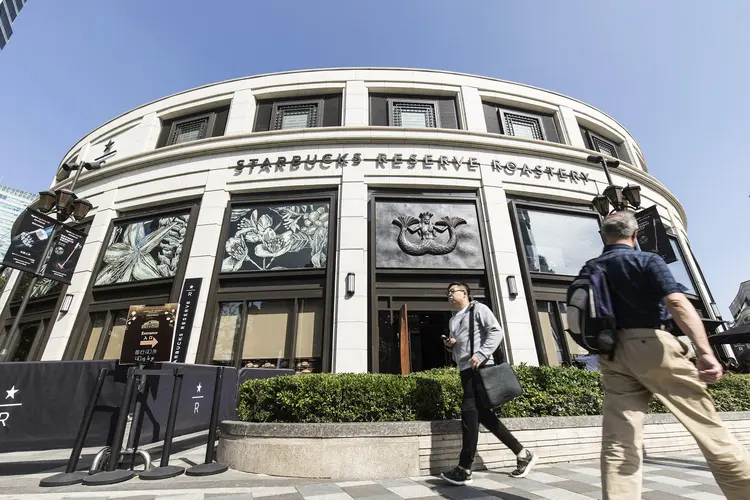 Fachada da maior loja do Starbucks do mundo, em Xangai, que vende até bicicleta (Qilai Shen/Bloomberg)