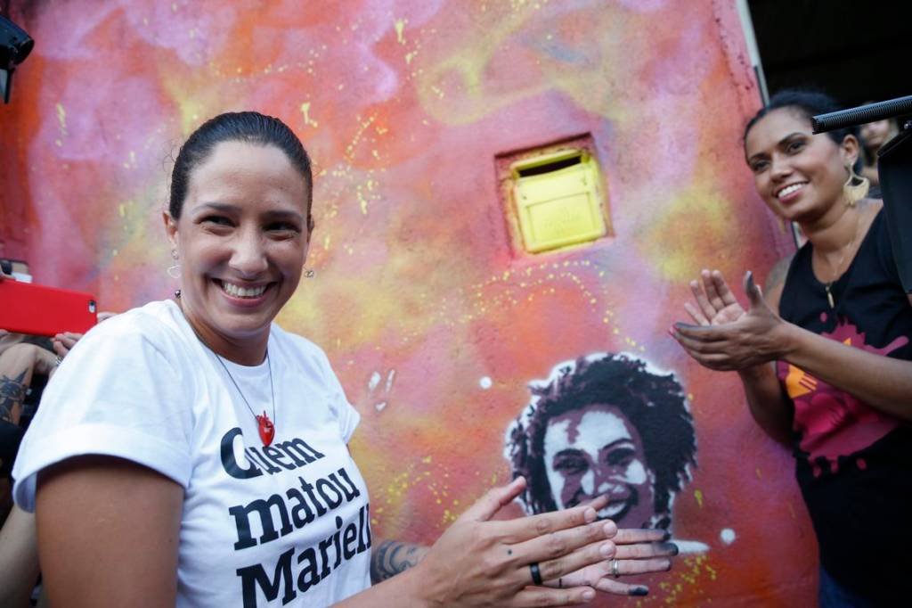 Mulheres refazem grafites vandalizados de Marielle e Maria da Penha
