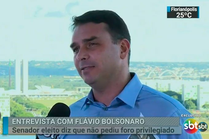 Na TV, Flávio diz ser contra milícias e descarta deixar mandato de senador