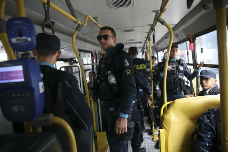 Para garantir a segurança de passageiros, ônibus circulam em Fortaleza com o apoio de militares armados (José Cruz/Agência Brasil)