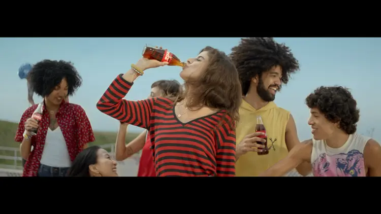 Novo comercial da Coca-Cola: foco no público jovem e no verão (Coca-Cola/Divulgação)