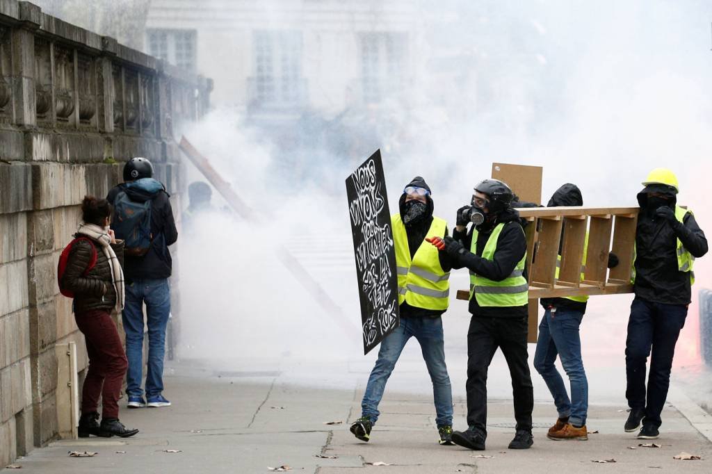 Pelo 9º fim de semana consecutivo, "coletes amarelos" protestam na França