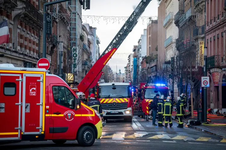 França: o fogo se espalhou muito rápido pelas escadas, com grande violência, afirmou os bombeiros (ERIC CABANIS/AFP)