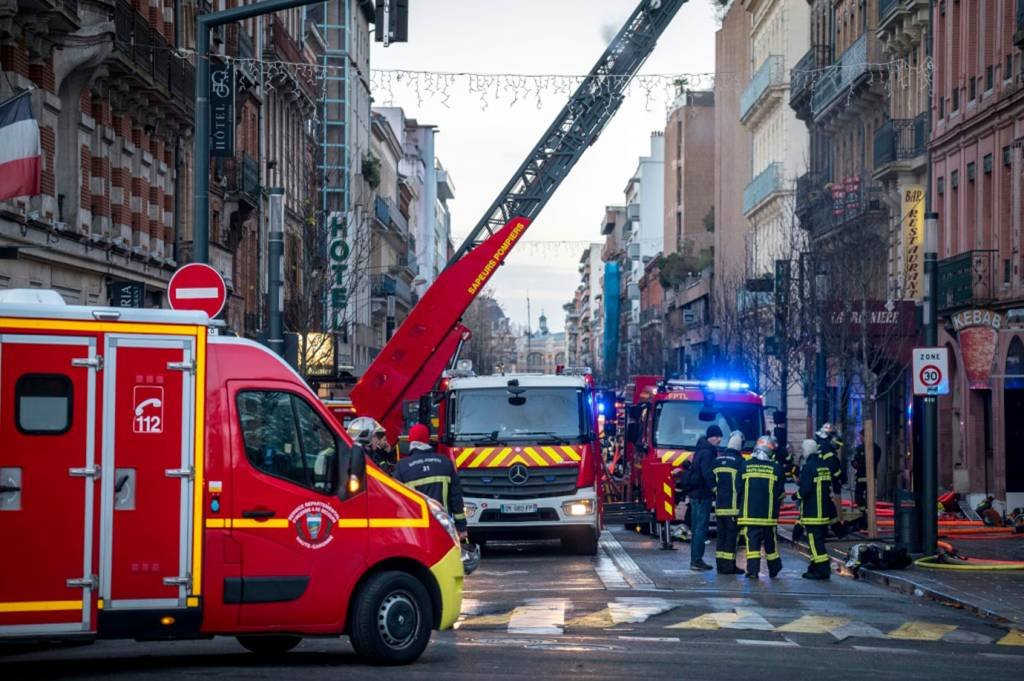 Violento incêndio em Toulouse, na França, deixa dezena de feridos