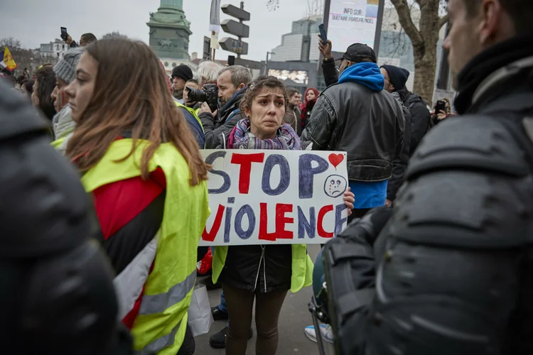 Paris, França: um manifestante de colete amarelo encoraja a polícia francesa a agir pacificamente durante manifestações na Place de la Bastille como parte do protesto apenas para mulheres deste domingo (Kiran Ridley/Getty Images)