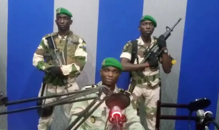Gabão: uma imagem estática tirada de um vídeo postado em 7 de janeiro de 2019 mostra oficiais militares dando uma declaração de uma estação de rádio em Libreville, no Gabão (Terceiros/Reuters)