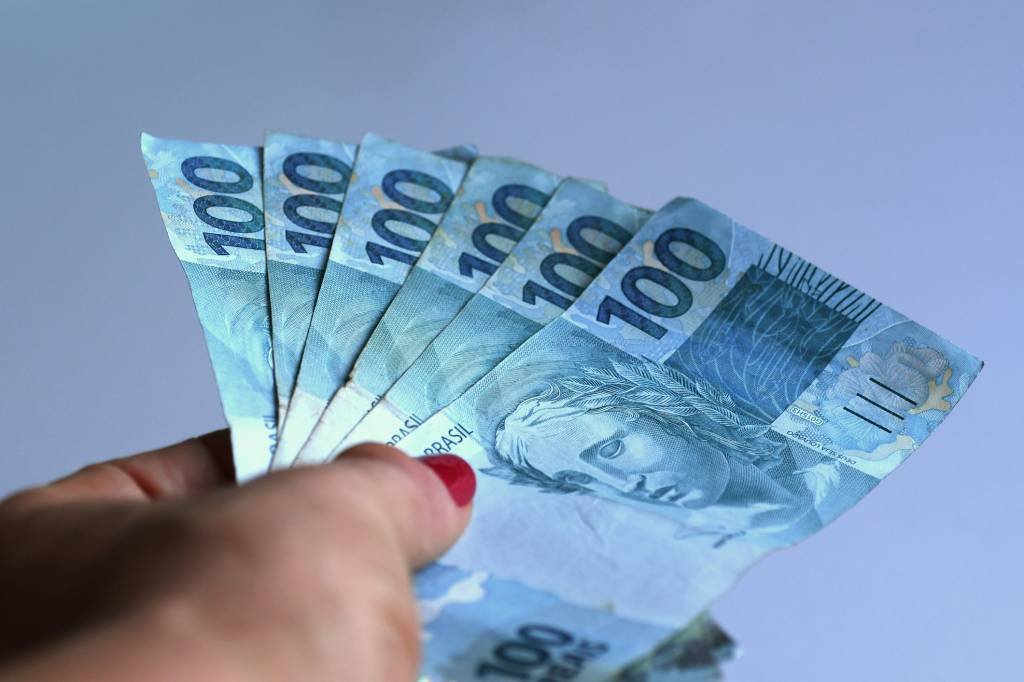 Dinheiro: valores enviados ao exterior podem ser taxados (Priscila Zambotto/Getty Images)