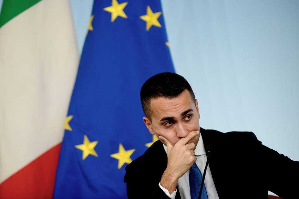 Após crítica francesa, Di Maio volta a declarar apoio aos coletes amarelos