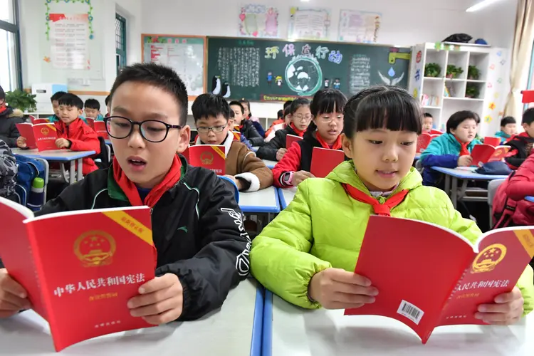Crianças em escola na China (VCG/Getty Images)