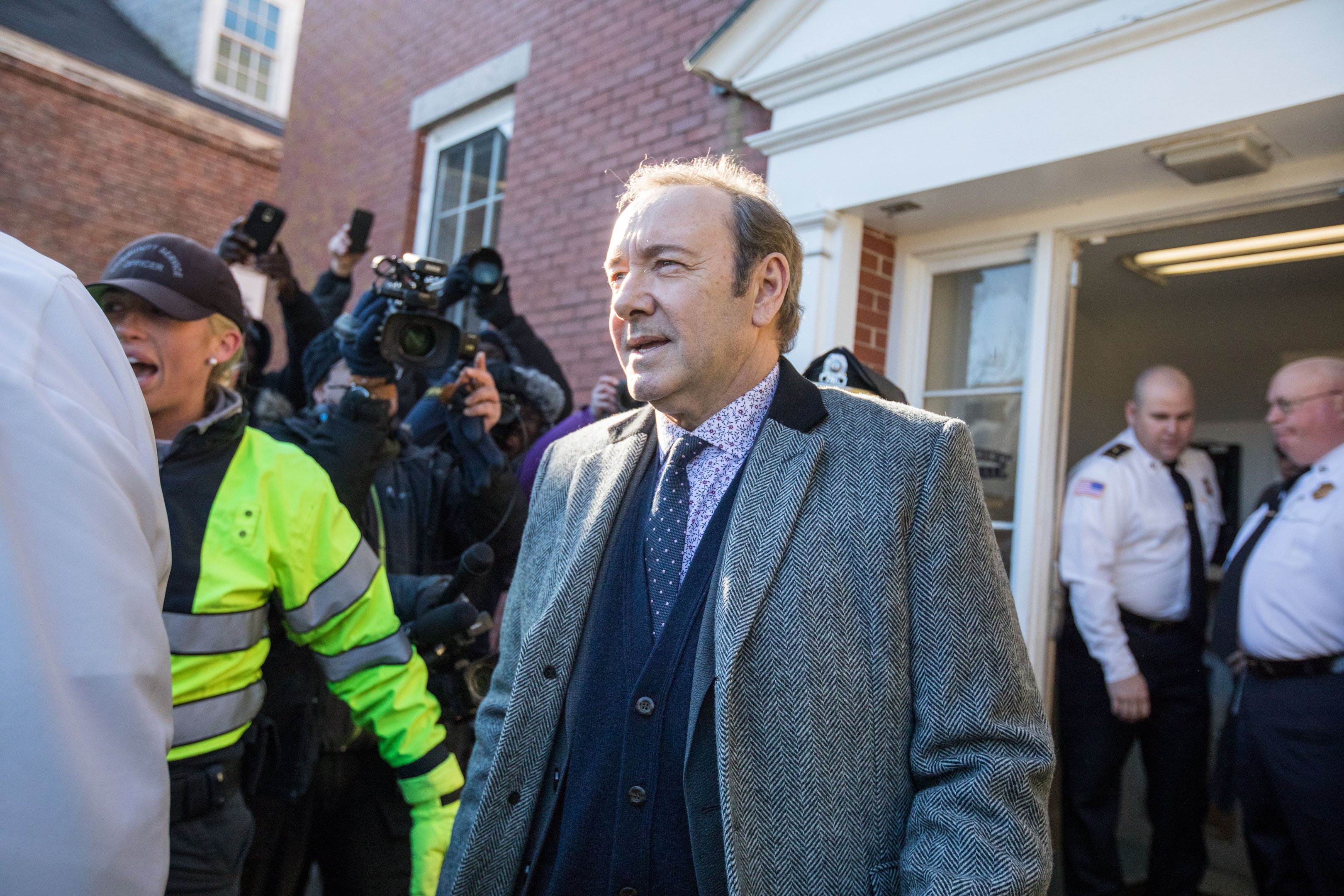 Kevin Spacey é liberado sob fiança e nega abuso sexual de adolescente